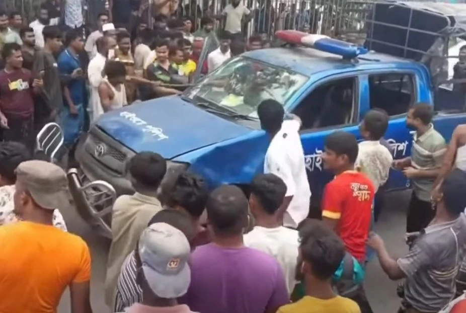কুমিল্লার নিমসার বাজার এলকায় অটোরিকশা শ্রমিকদের তাণ্ডব, পুলিশের গাড়ি ভাঙচুর (ভিডিও)